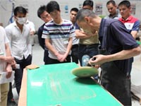 打磨拋光--第七期廣東博皓玻璃鋼模具制作培訓班